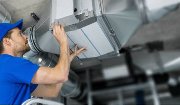 hvac technician repairing air condtitioner 